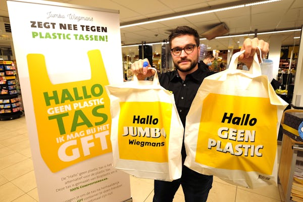 pianist Schrijft een rapport bank Jumbo Wiegmans zegt plastic tas vaarwel