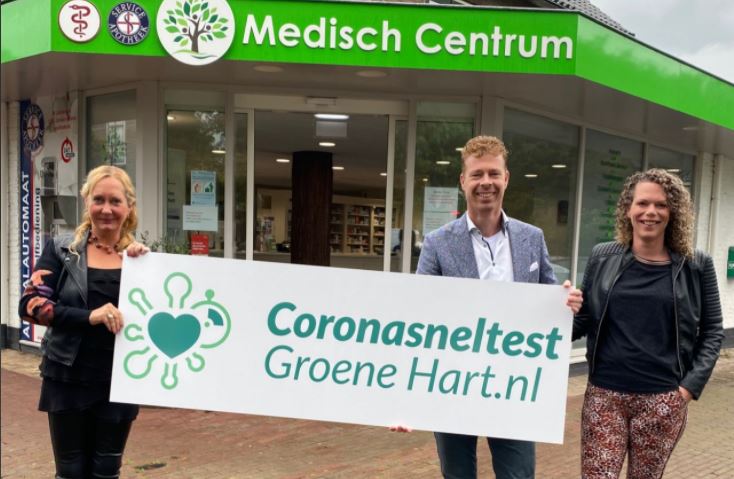 Jumbo-franchiser Bas Bobeldijk met zijn vrouw Anne en Yvonne Jordan van Medisch Centrum Wilnis. Foto: Bobeldijk