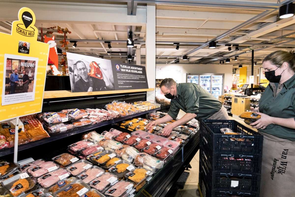 Slager Jeroen van Wijk vult de schappen met zijn vlees bij Jumbo Bas Bobeldijk. Foto: Herbert Wiggerman