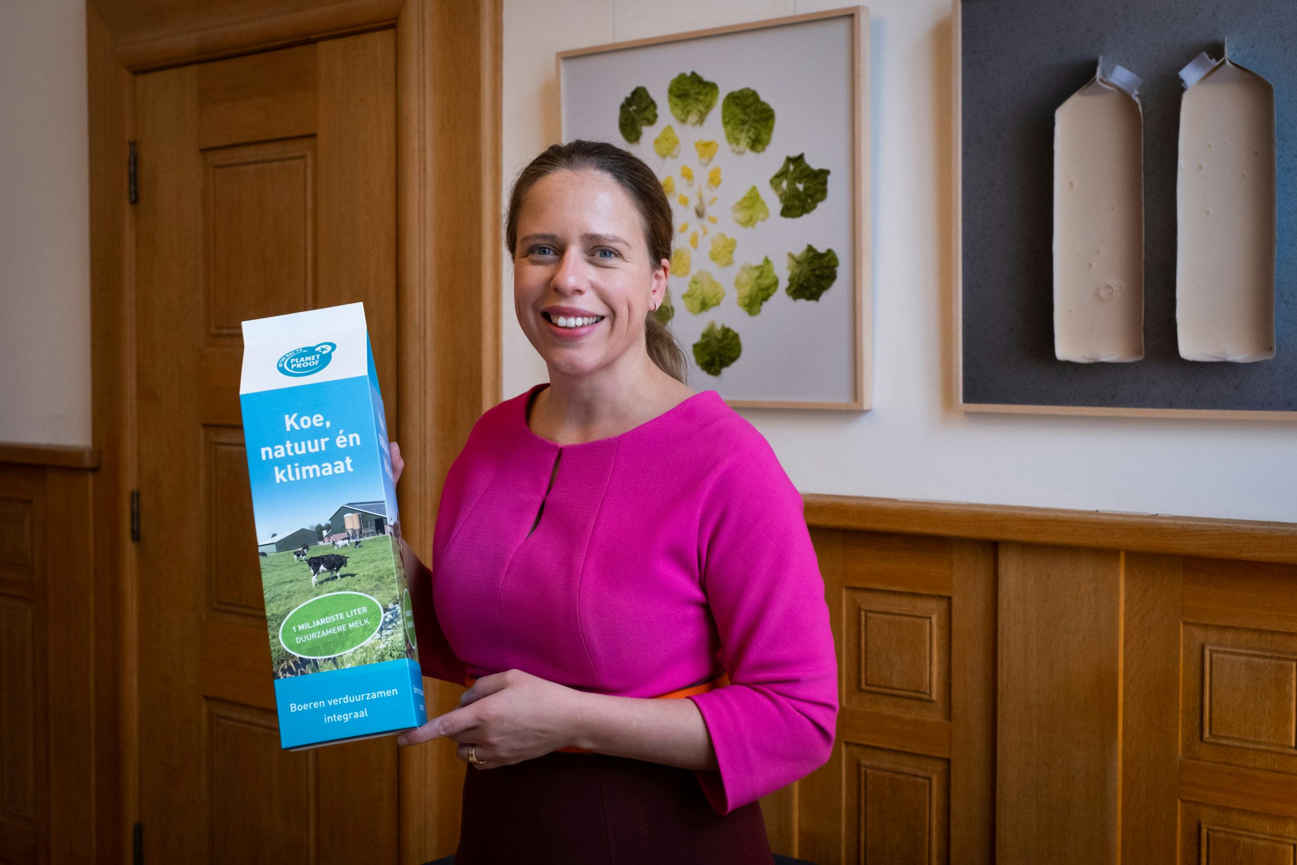 Landbouwminister Carola Schouten neemt miljardste liter On the way to Planetproof-melk in ontvangst. Foto: Ministerie van Landbouw, Natuur en Voedselkwaliteit