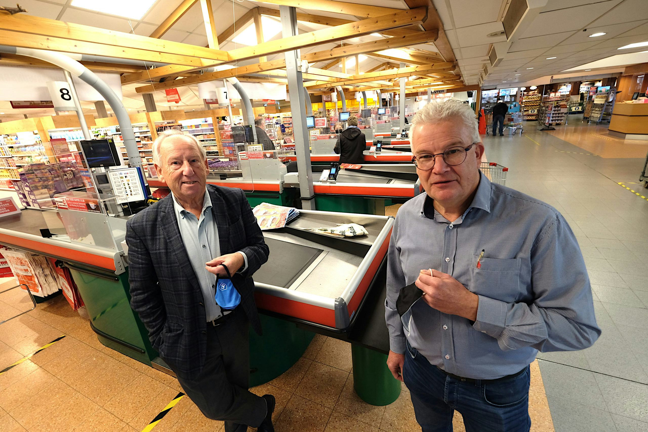 Gerard van den Tweel (links) en Leo de Wit. ‘Zonder corona zouden er 3 tot 4 kassa’s open zijn op een dag als vandaag.’ Foto: Distrifood