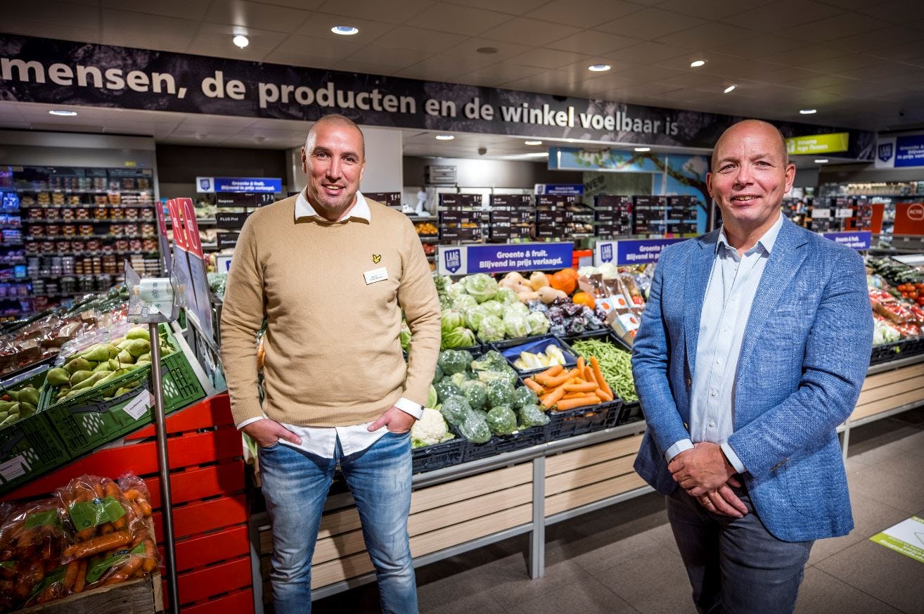 Stephan Bosman (rechts), hier met Plus-ondernemer Danny Rosenboom in de Plus in Hoensbroek.