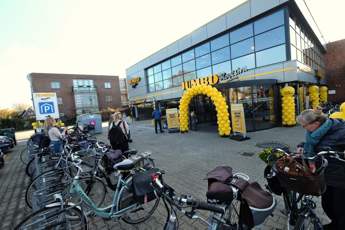 Jumbo Kooistra in Schagen zit boven straatniveau en is bereikbaar via een rolbaan.