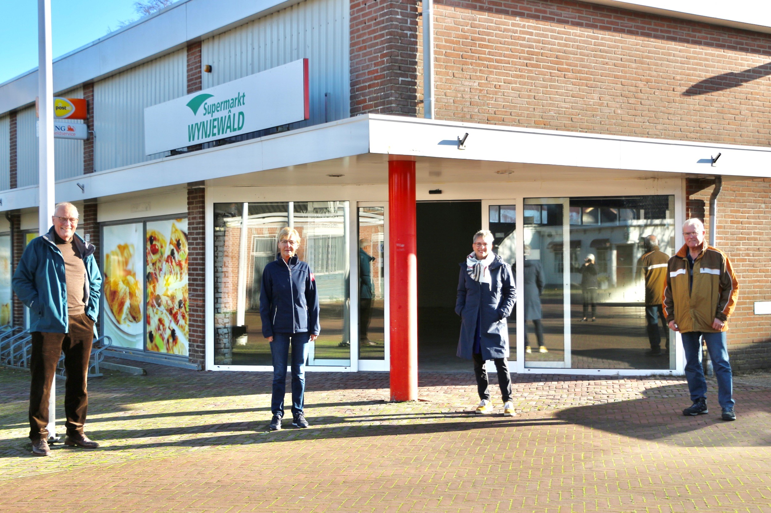 Marianne Hulsbergen (2e van rechts) met een aantal andere werkgroepleden voor de kant-en-klare supermarkt in Wijnjewoude. Foto: Marianne Hulsbergen