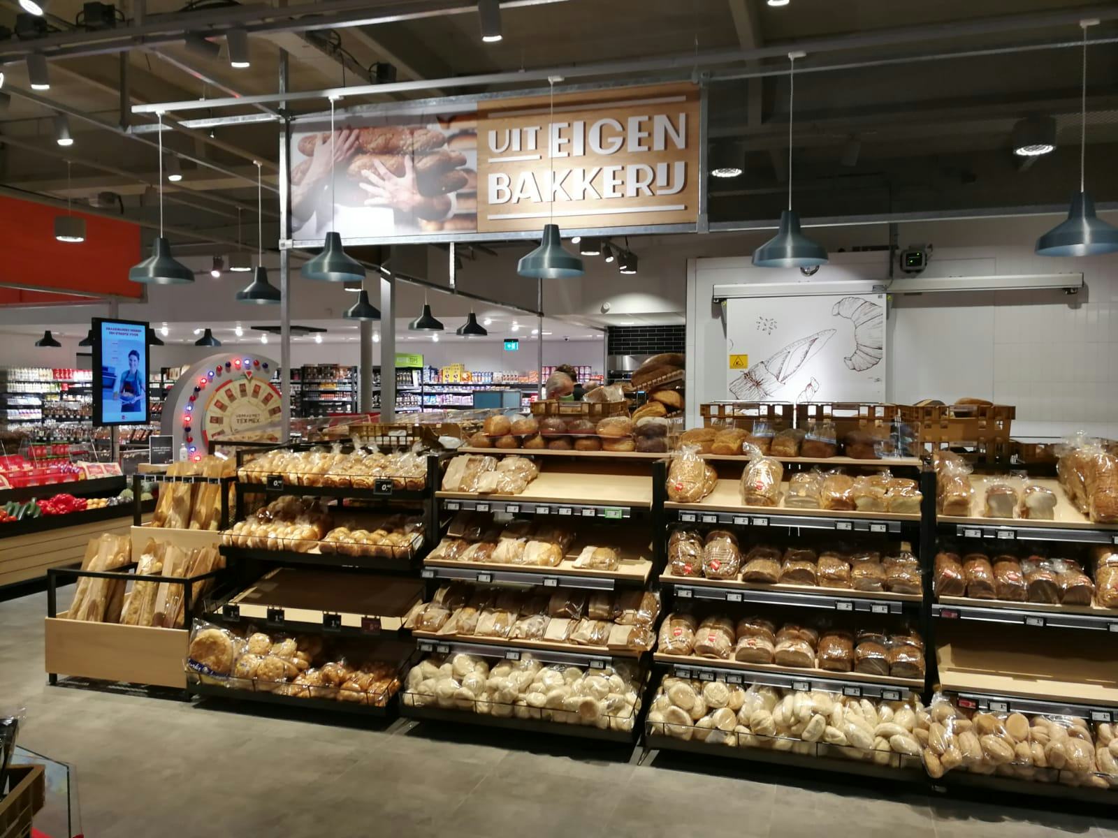 De broodafdeling van een supermarkt. Contract of niet, prijsstijgingen moeten in deze extreme situatie worden doorberekend om de voedselketen goed te laten functioneren, aldus ING-expert Cees Elemans. 