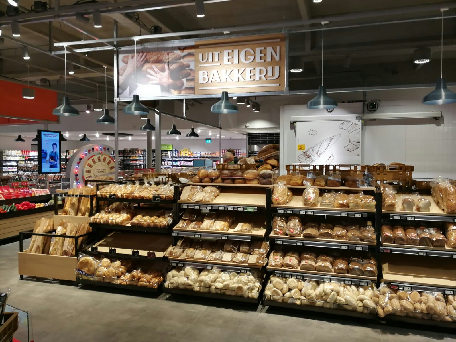 De broodafdeling van een supermarkt. Contract of niet, prijsstijgingen moeten in deze extreme situatie worden doorberekend om de voedselketen goed te laten functioneren, aldus ING-expert Cees Elemans.