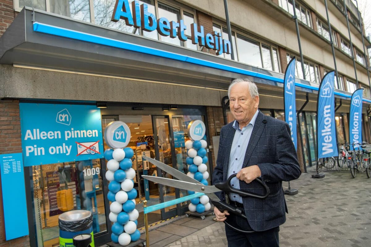 Gerard van den Tweel in 2020 bij de campuswinkel in Diemen. Foto: Cor Salverius