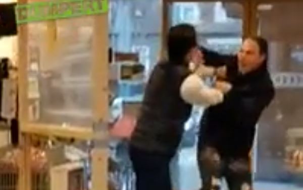 Op de vuist om mondkapje. Foto: Still uit video op Dumpert.