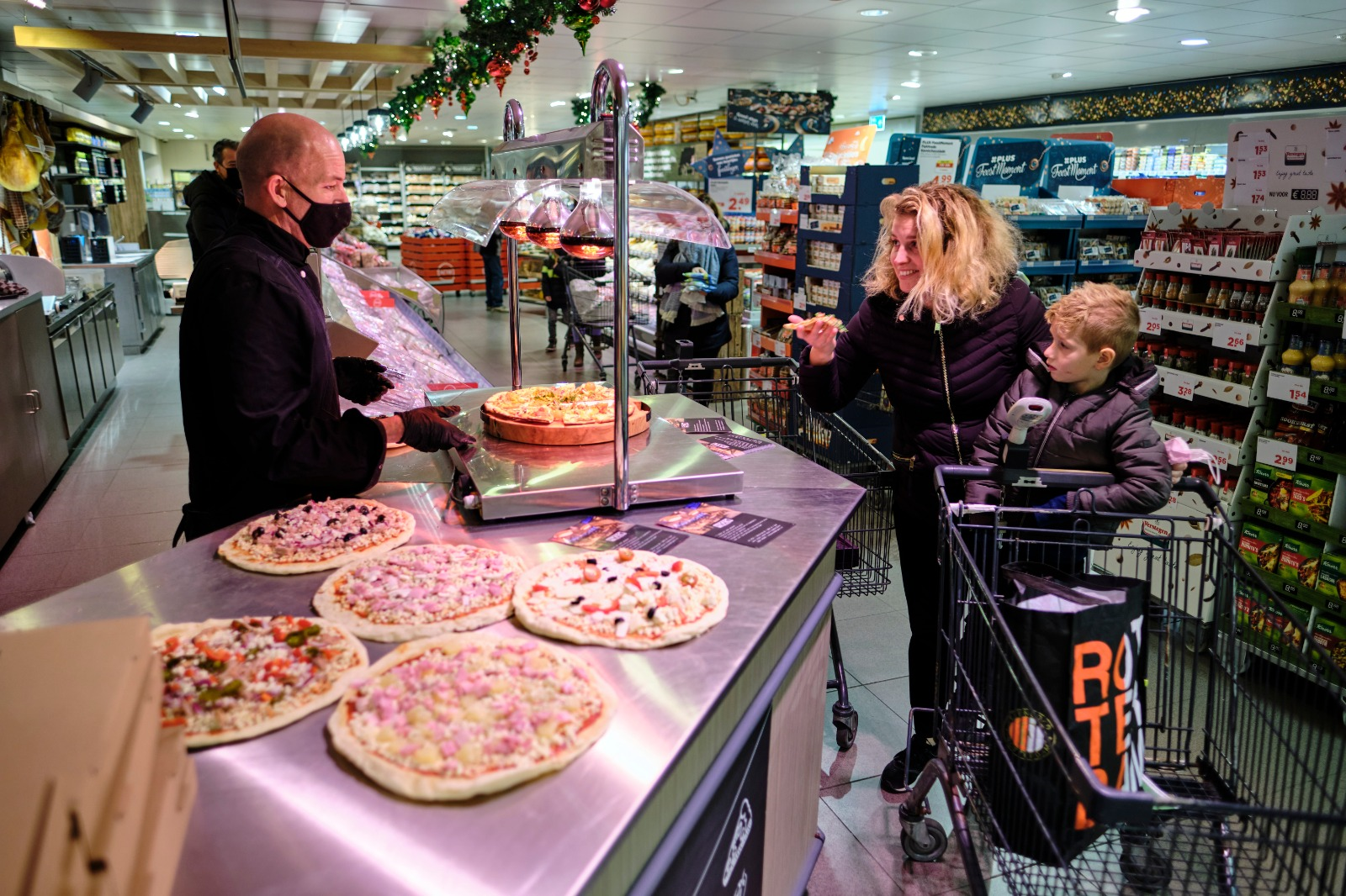 De pizzashop van Bij Marc bevindt zich midden in de winkel van Plus Trommel. Foto: Roel Dijkstra Fotografie