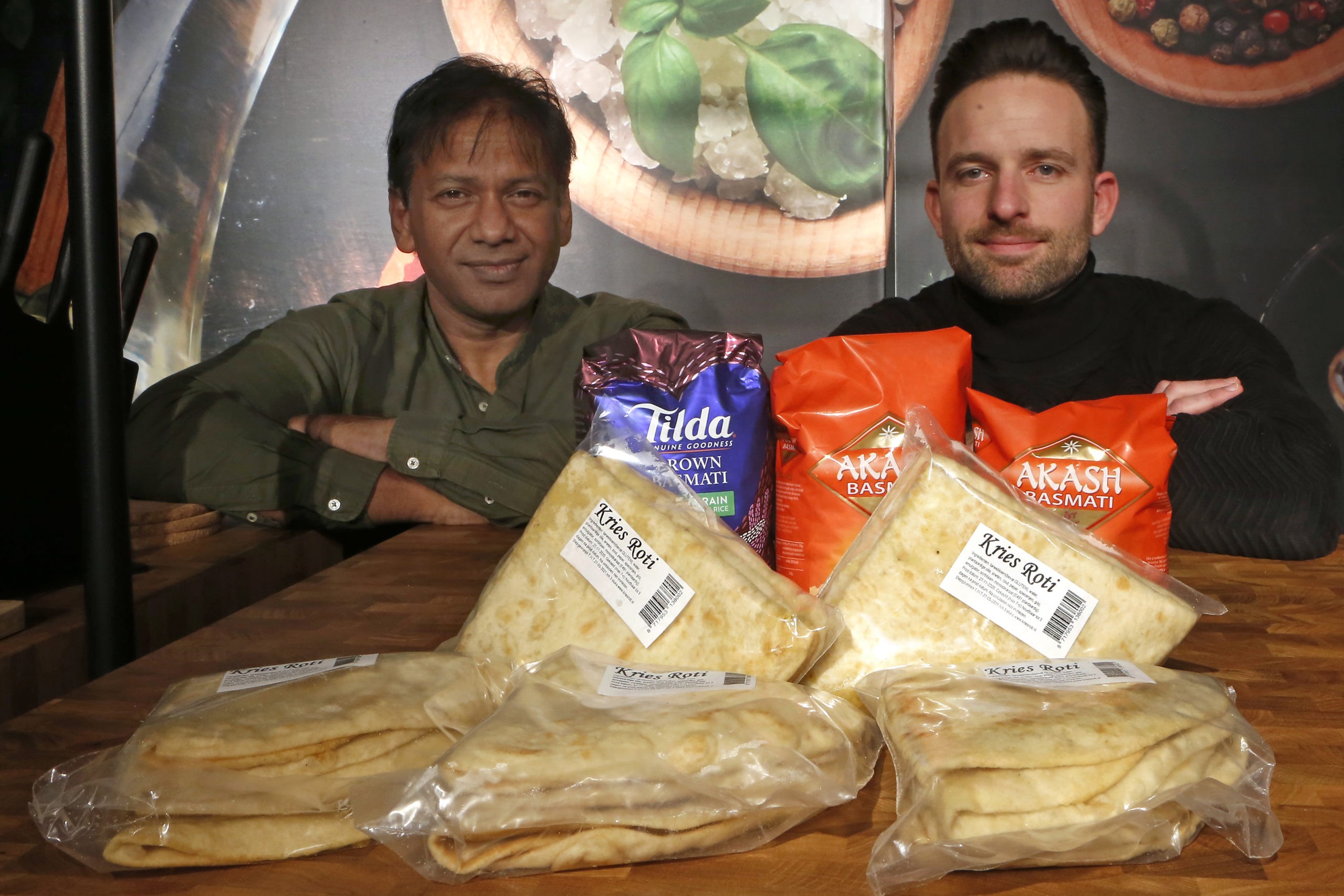 Gobind Ramkalup (links) en Gabri van Elswijk adviseren ondernemers in te spelen op hun marktgebied. Foto's Studio Kastermans