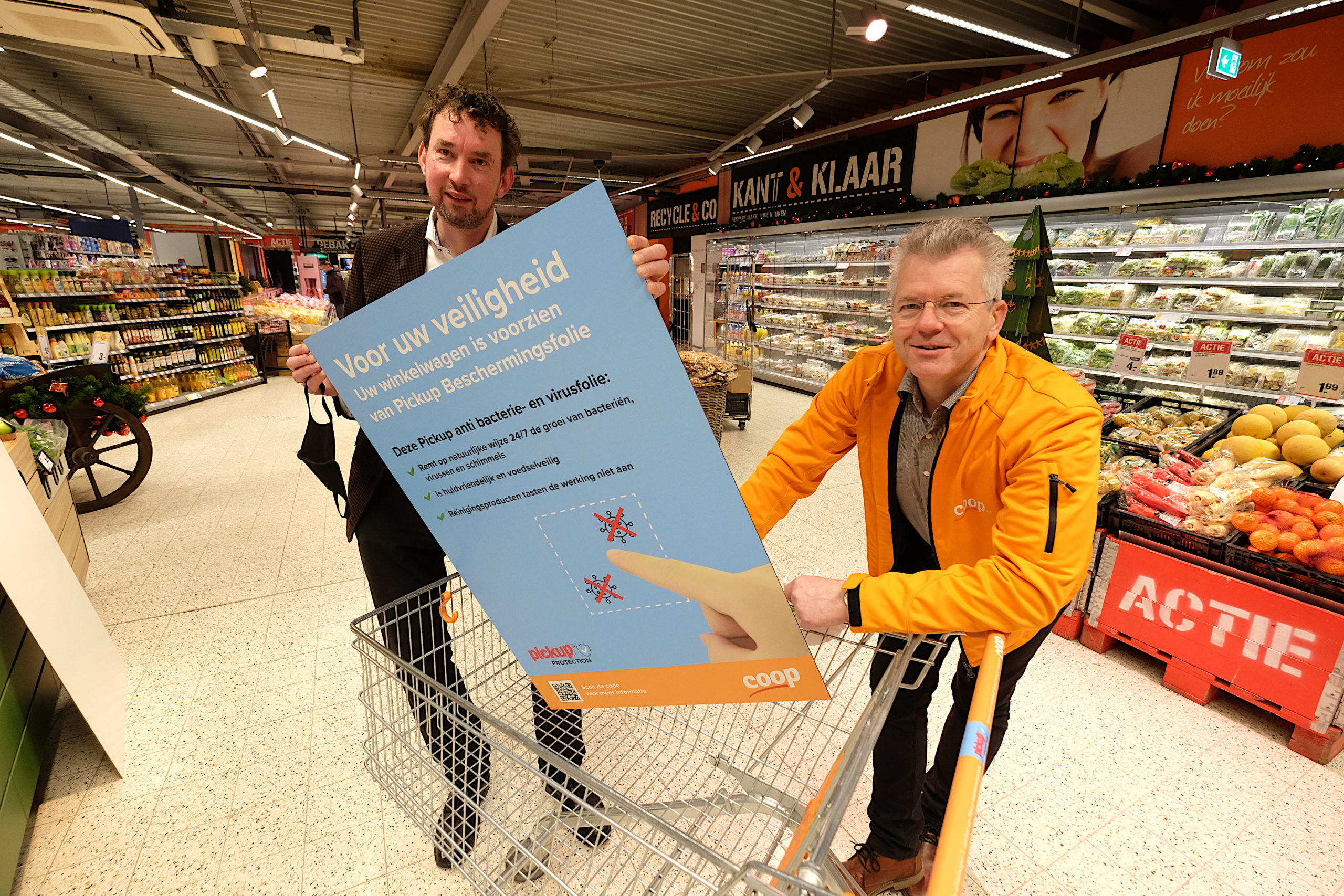 Dankzij een speciale folie hoeft Coop Koetsier de winkelwagens niet langer te ontsmetten. Foto: Distrifood