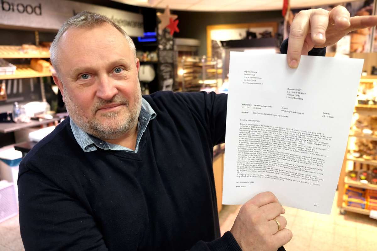 Dagwinkel-ondernemer Henk Hoeve met de brief die hij aan de  staatssecretaris schreef. Foto: Distrifood.