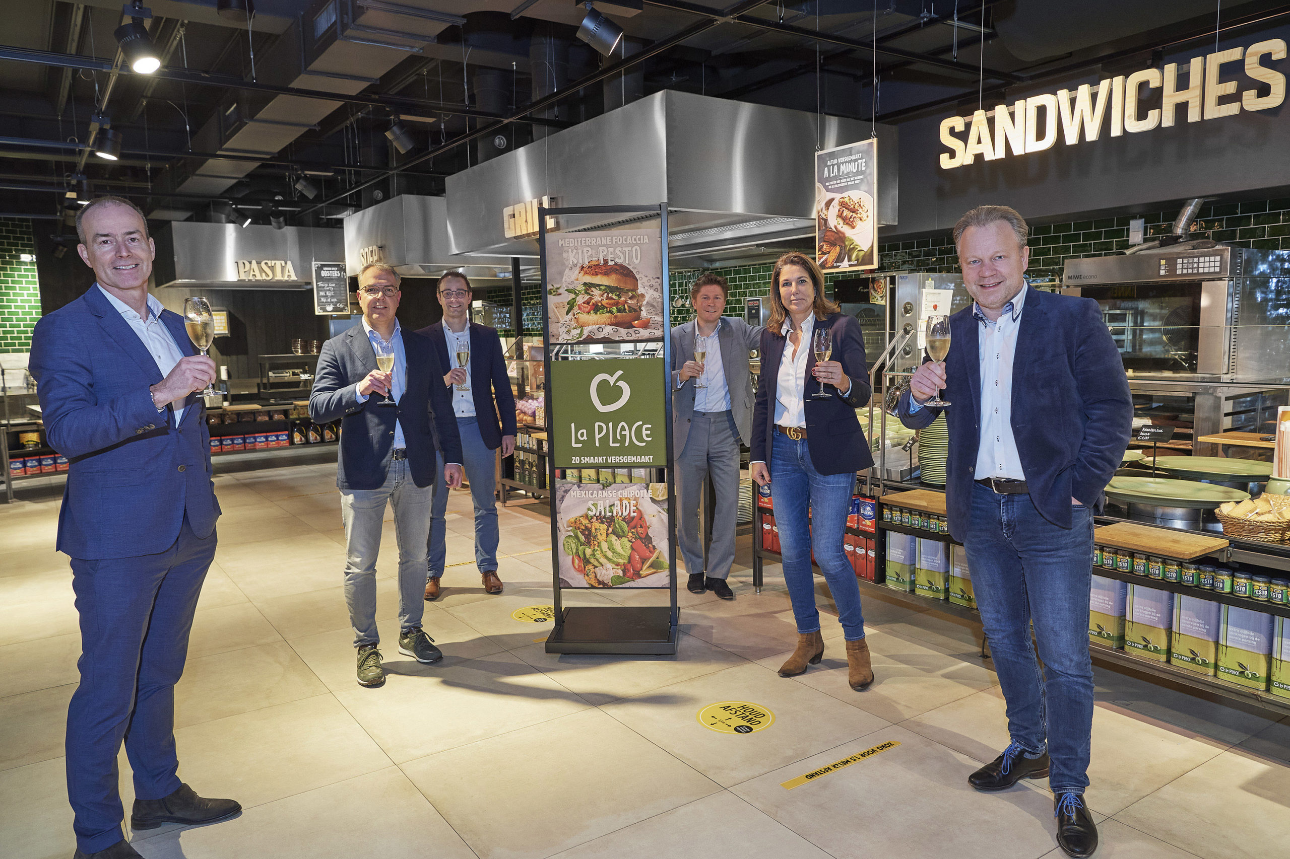 V.l.n.r.: Willem Jan Strijbosch (directielid Jumbo)¸ Rick Zeelen (ceo) en Herman de Boer (cfo) van Vermaat Groep. Douwe Snel (directeur Franchise & Real Estate Jumbo), Colette Cloosterman-van Eerd (cco) en Ton van Veen (cfo) van Jumbo. Foto: Jumbo