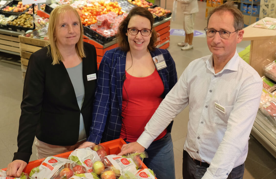 Mary-Anne en Wim Eijkemans met in het midden dochter Elise die Plus Eijkemans Uden Zuid overneemt. Foto: Distrifood.