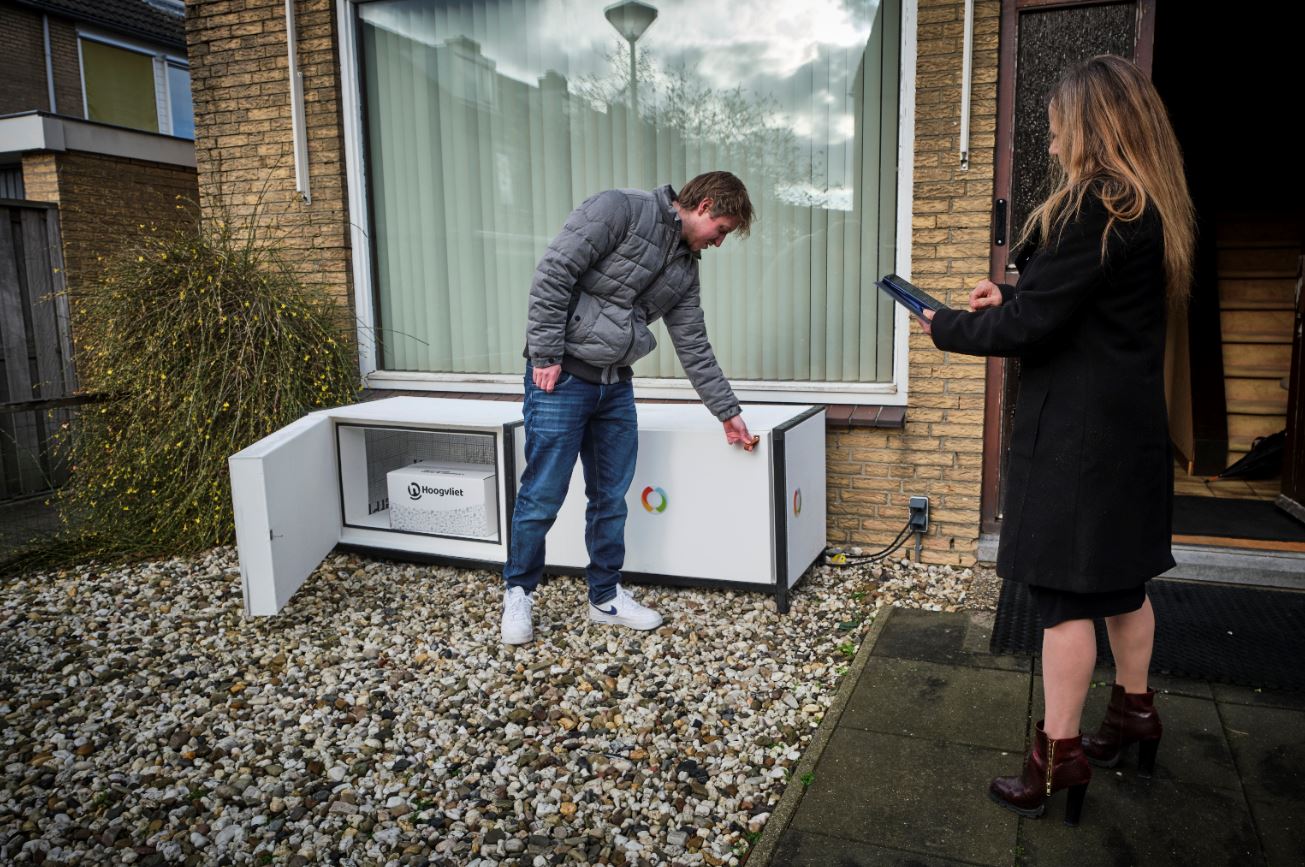 Frenky Luijten (links) en Annette Poiesz demonstreren hoe de box en de app werken.