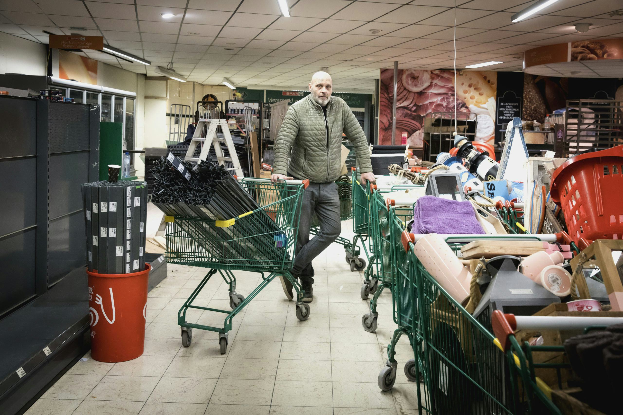 Medebedrijfsleider Joan Theijssen (echtgenoot van Marjolijn Theijssen) tussen het puin in de leeg te halen Spar-winkel in Burgh-Haamstede. Foto: Fotobureau Roel Dijkstra