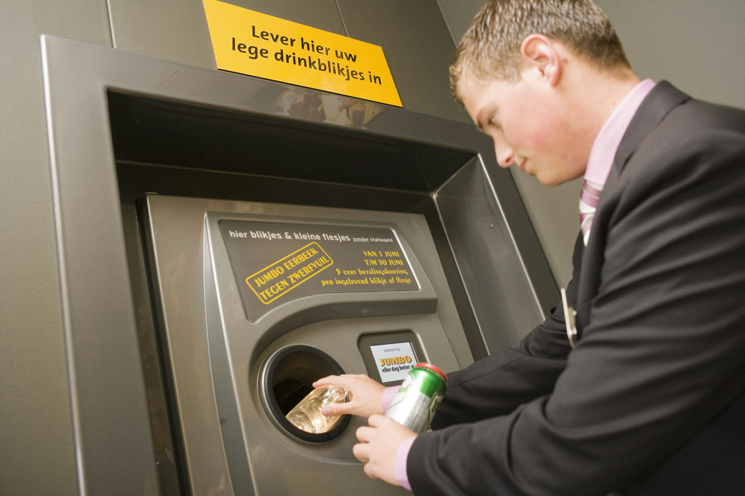 Jumbo-ondernemer Casper Heine heeft al in 2011 bij de ingang van zijn supermarkt een apparaat geplaatst om blikjes of petflesjes in te werpen. Archieffoto: Distrifood