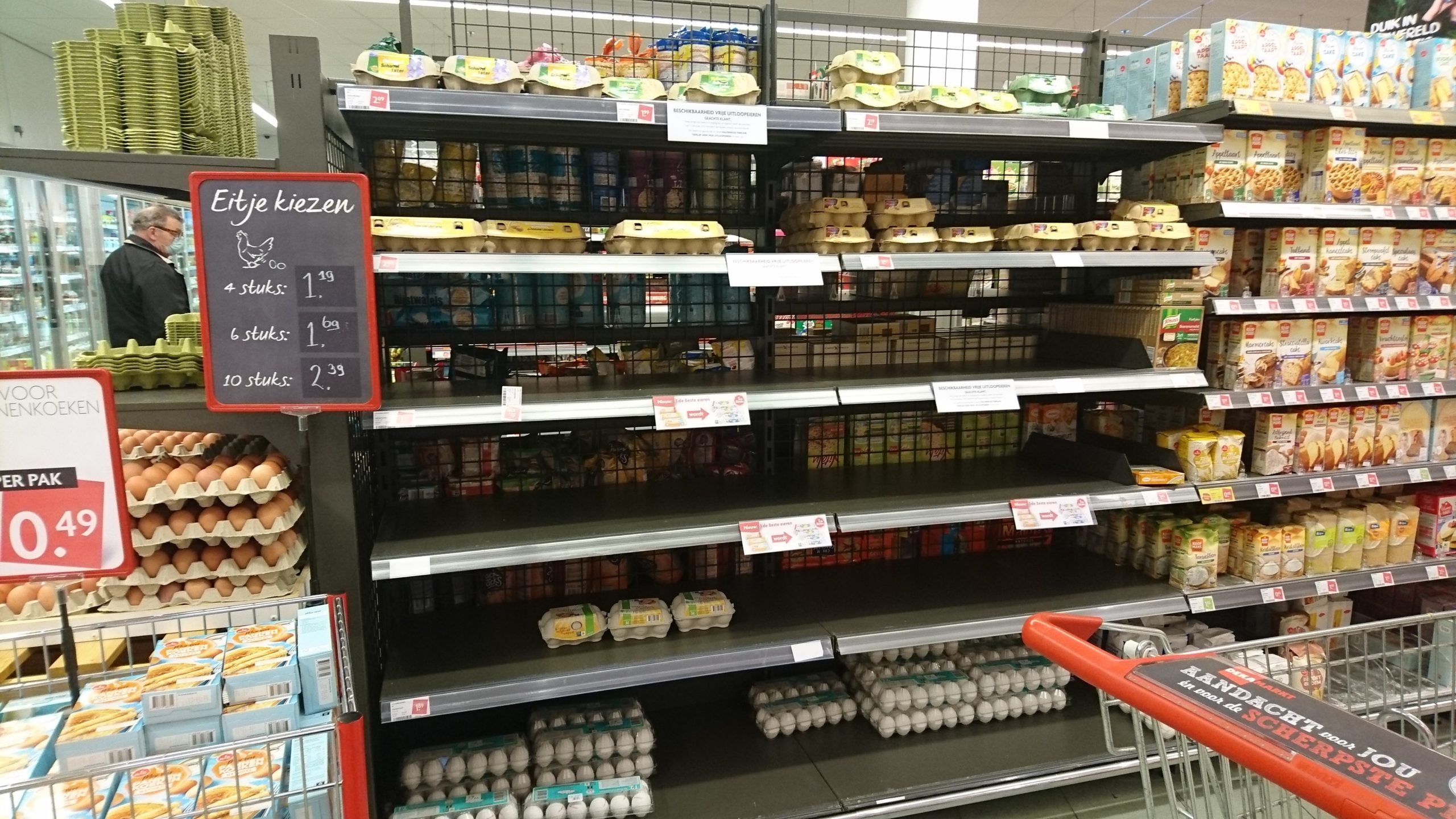 Een vrijwel leeg eierschap bij Dekamarkt Heemskerk, dinsdag 23 februari 2021. Foto: Distrifood