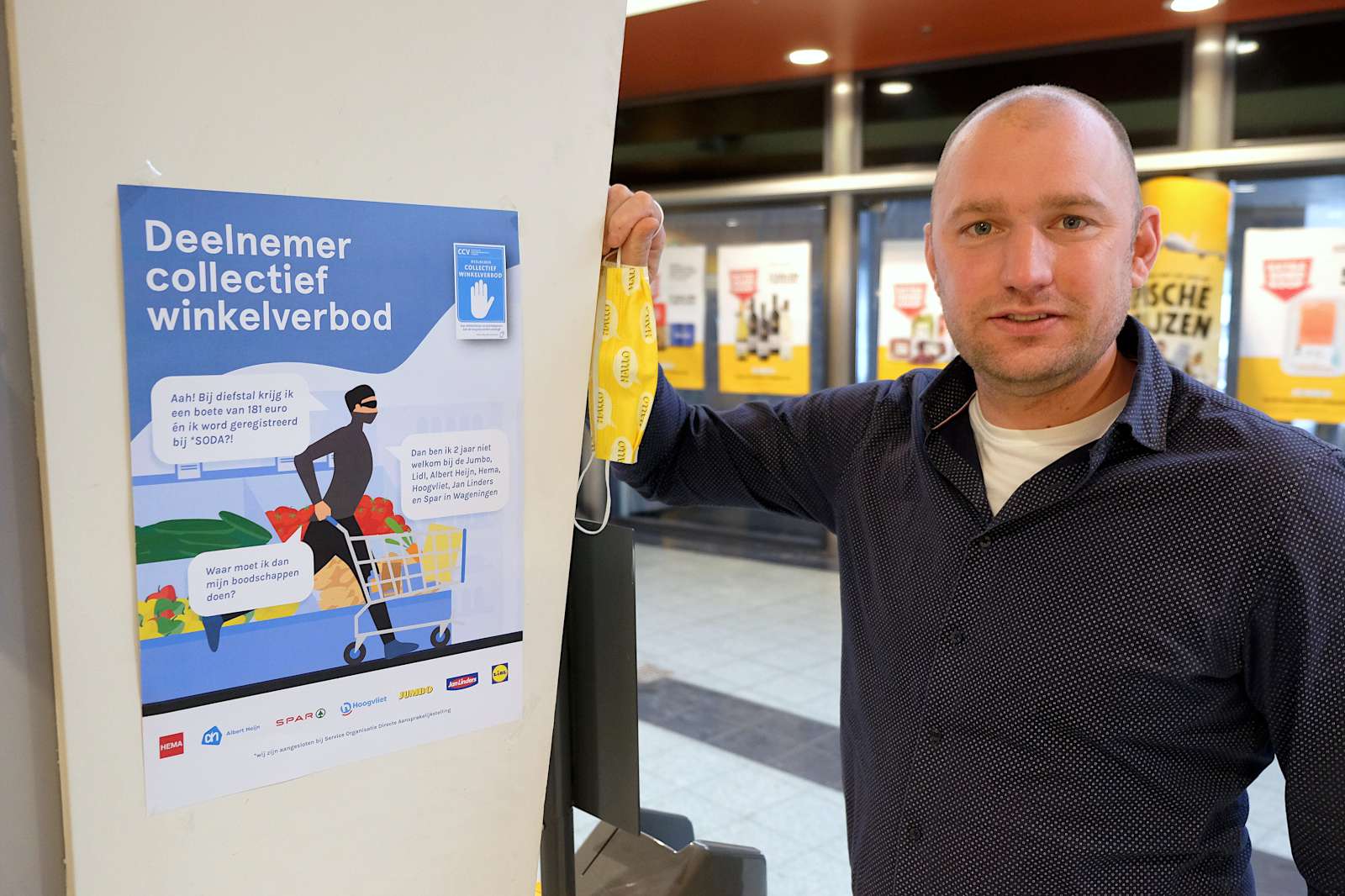 Jumbo-bedrijfsleider  Sander Walepoel toont de poster die waarschuwt dat Jumbo Verberne meedoet met het collectief winkelverbod voor winkeldieven. 
