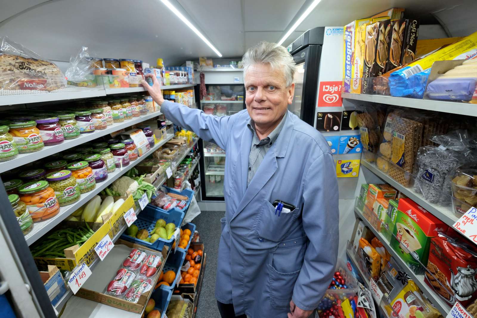 Hans Hofstede in de rijdende winkel waar hij met pijn in het hart afscheid van neemt. Foto: Distrifood