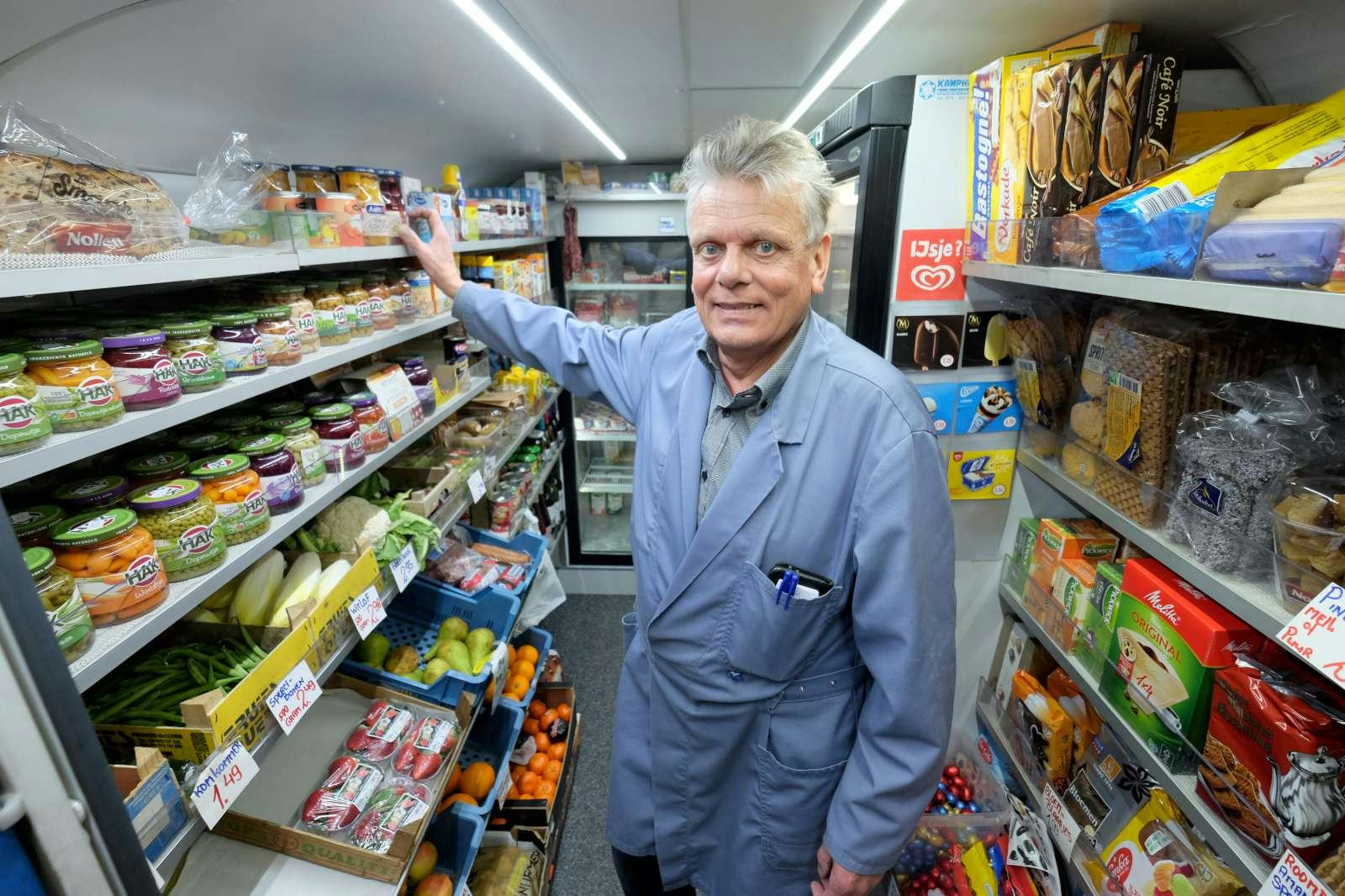Hans Hofstede in de rijdende winkel waar hij met pijn in het hart afscheid van neemt. Foto: Distrifood