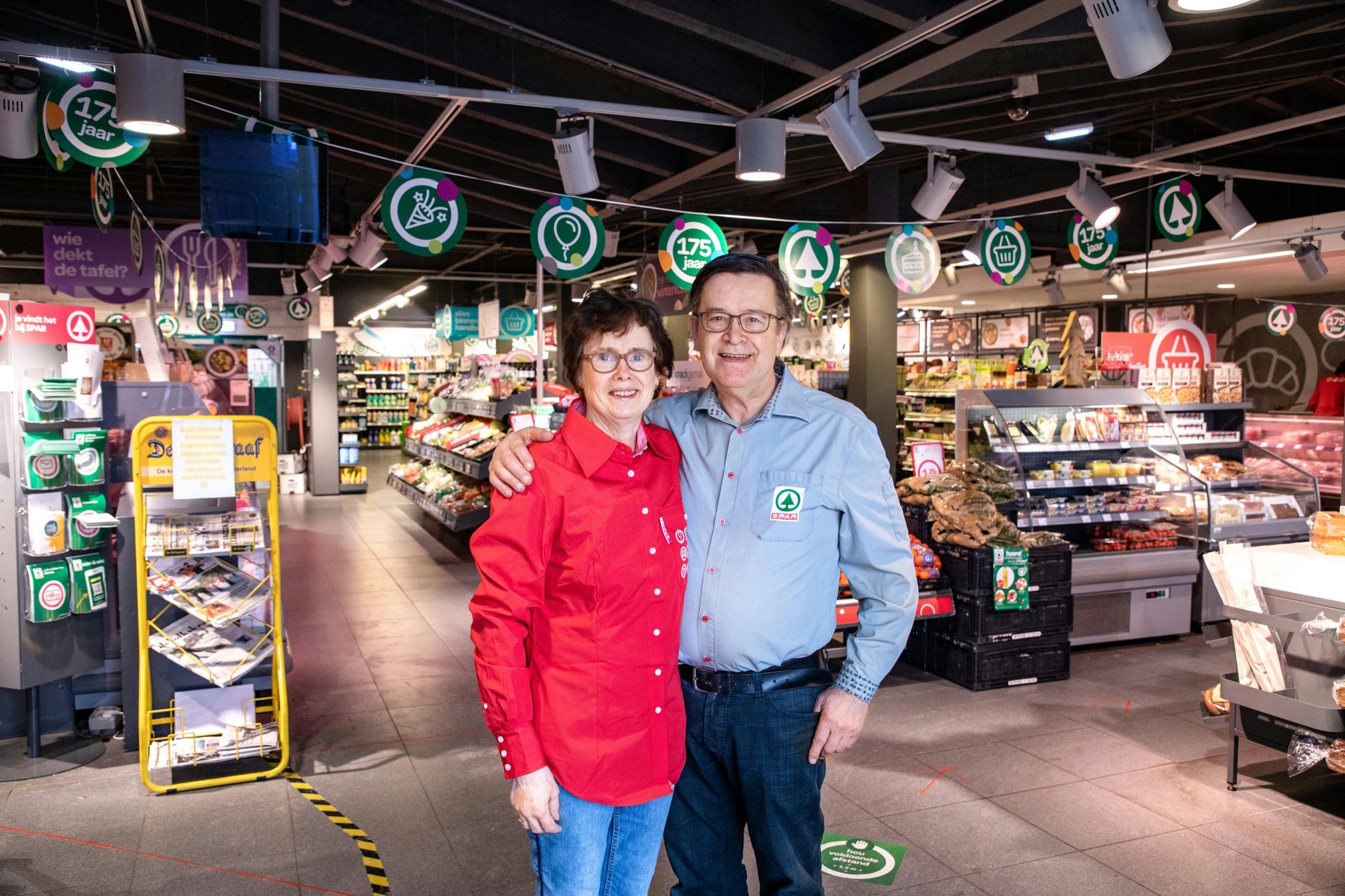 Henri en Mirjam Schouten vieren het 175-jarig jubileum van hun winkel onder meer met speciale aanbiedingen voor €1,75. Foto: Herbert Wiggerman