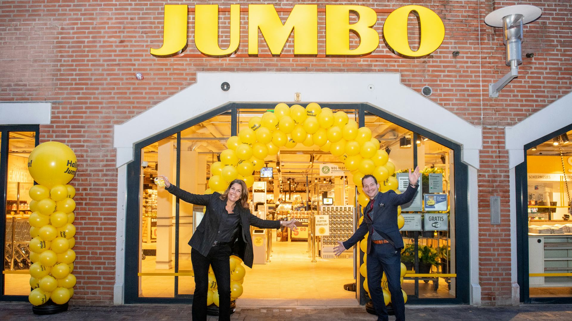 Colette Cloosterman-van Eerd, cco van Jumbo, en filiaalmanager Mike Niens van de nieuwe Jumbo aan de Eglantierlaan in Apeldoorn.