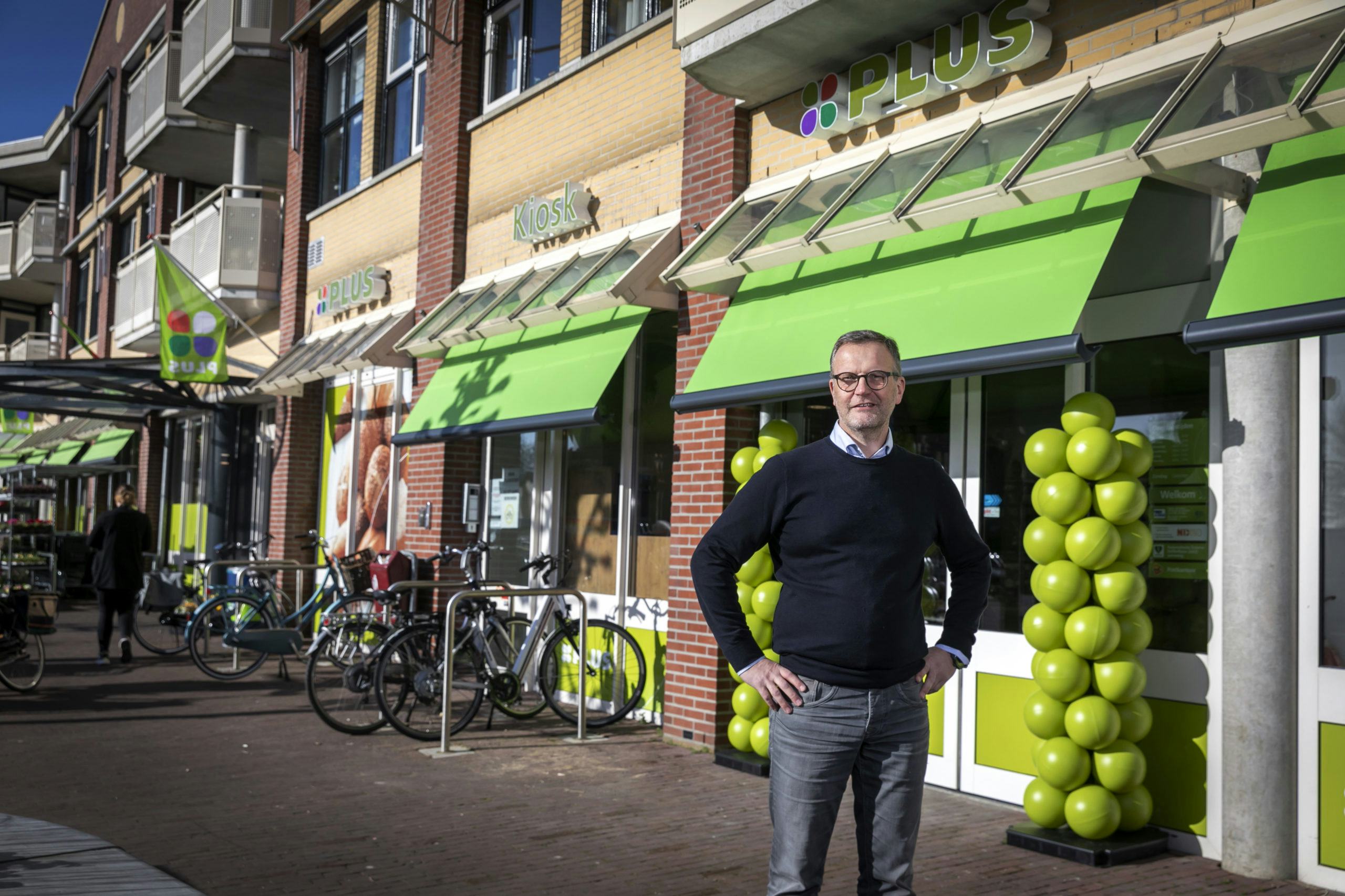 Frans Versteeg voor zijn Plus-supermarkt en Kiosk in Meerkerk. Foto: Roel Dijkstra