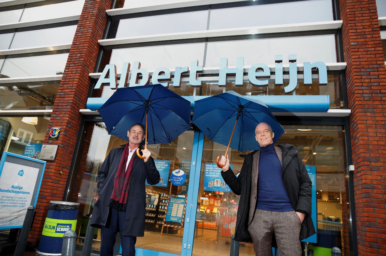 Hans Geveling (links) en Roel Kruip, voor de ingang van de AH van Geveling in Huissen. Foto: Hans Prinsen