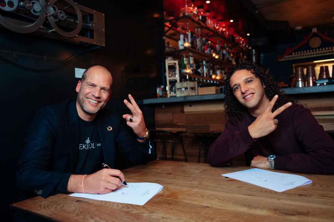 Kees Kruythoff (links) bij een campagne met Ali B. Foto: LiveKindly