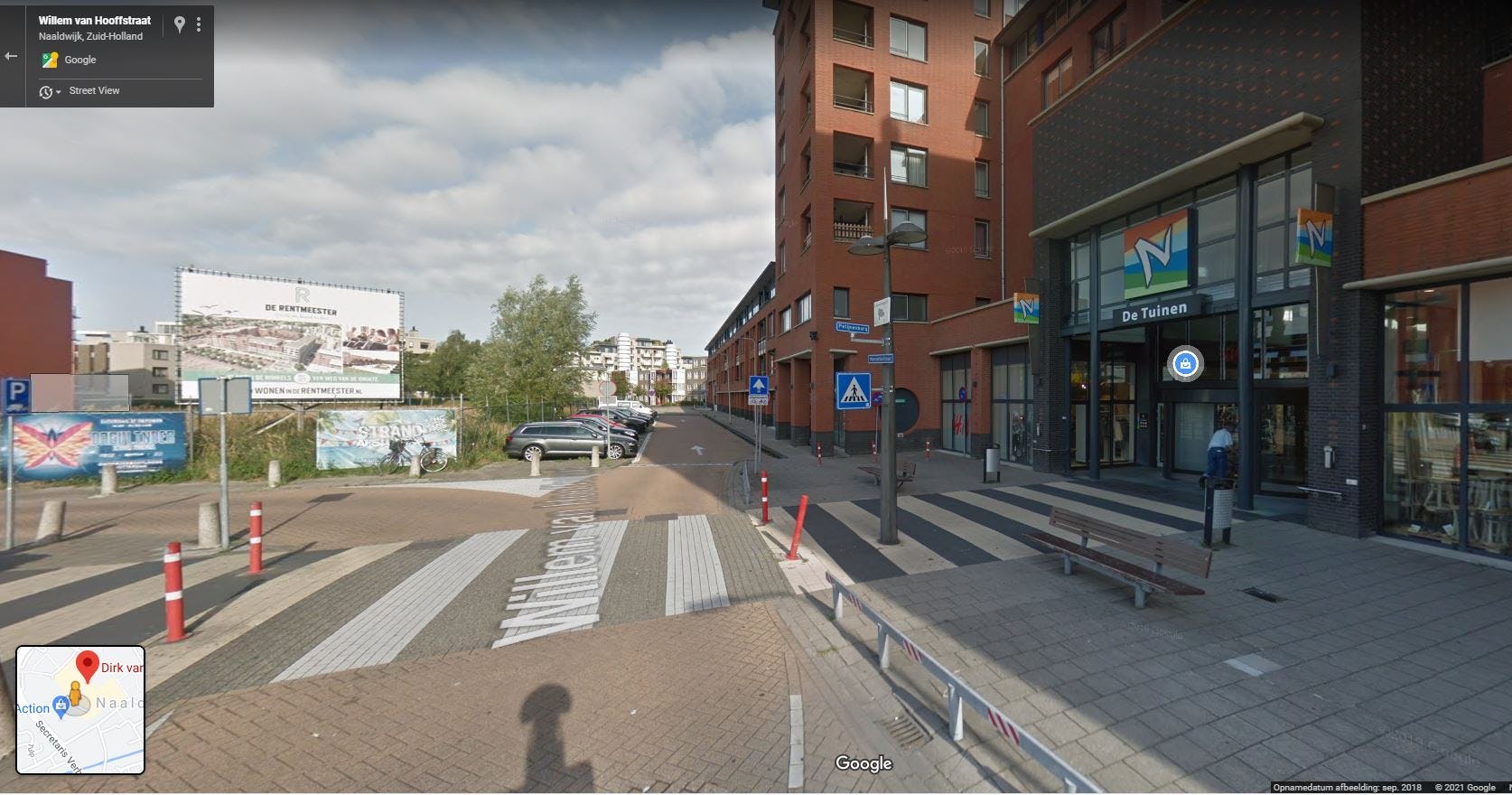 Rechts de hoofdingang van winkelcentrum De Tuinen waar Dirk is gevestigd. Links het terrein waar de Jumbo Foodmarkt verrijst. Foto: Google Streetview.