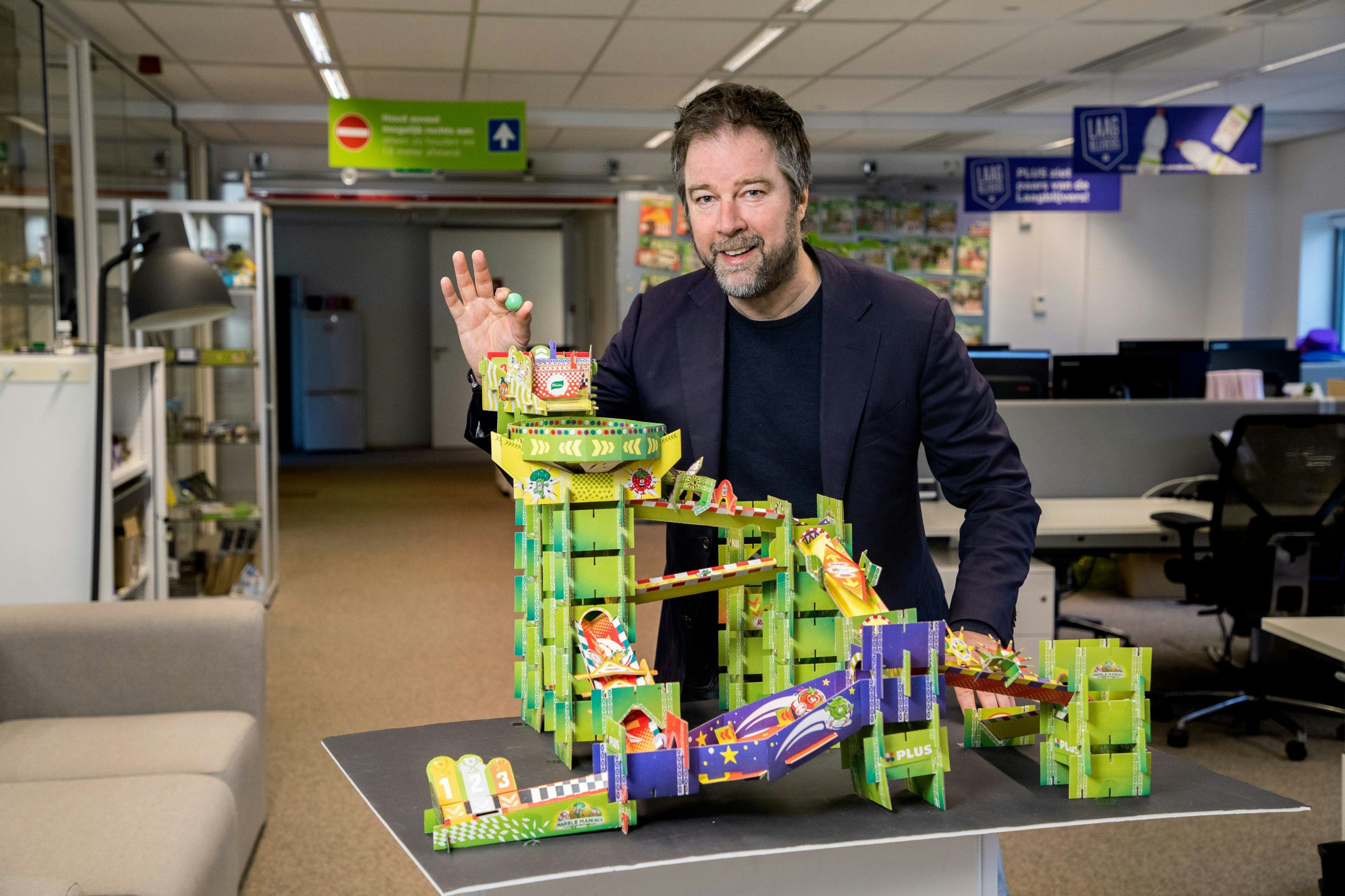 Okke Wiarda, manager merk en communicatie bij Plus, bij een Marble Maniacs-knikkerbaan. Foto: Herbert Wiggerman