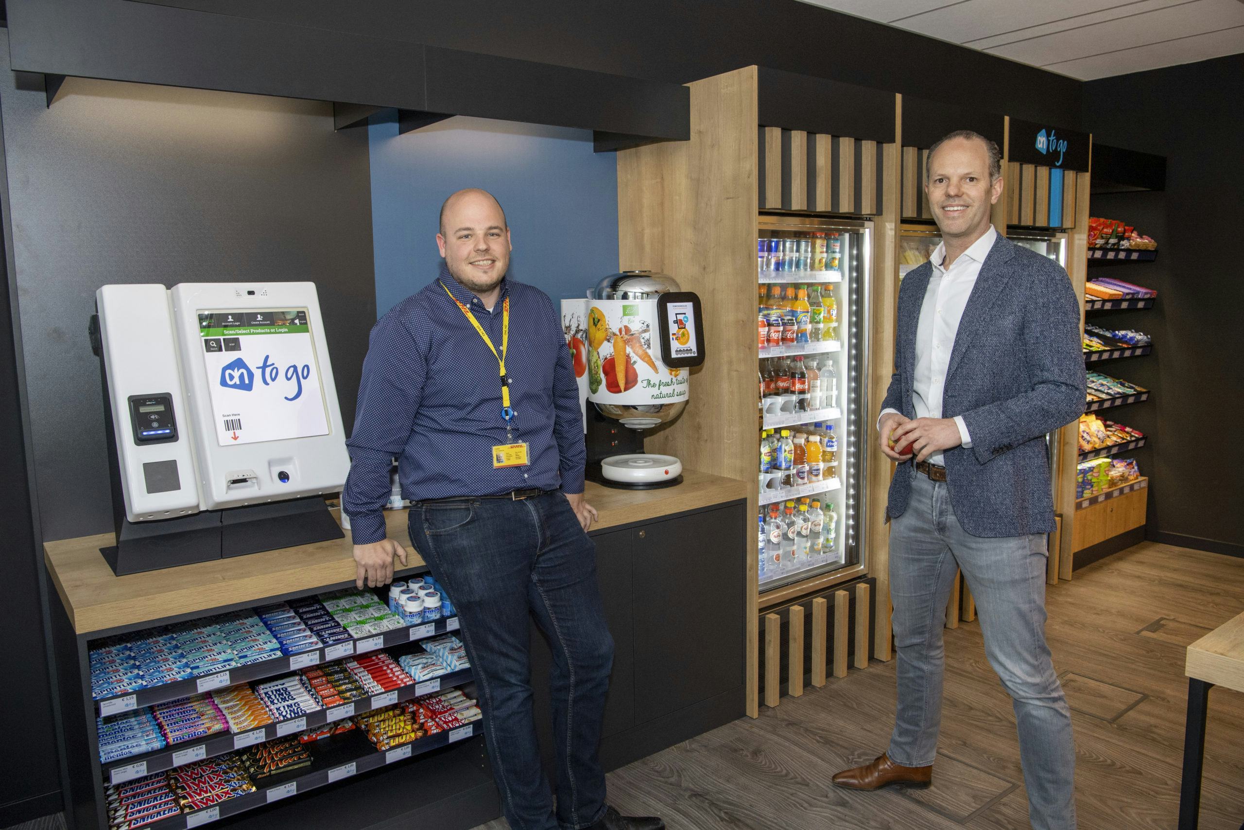 Arjan van der Plas (DHL) en Sjoerd van den Dungen (Selecta) in de kantoorversie van AH To Go, zoals die bij DHL op Schiphol is neergezet. Foto: Cor Salverius.
