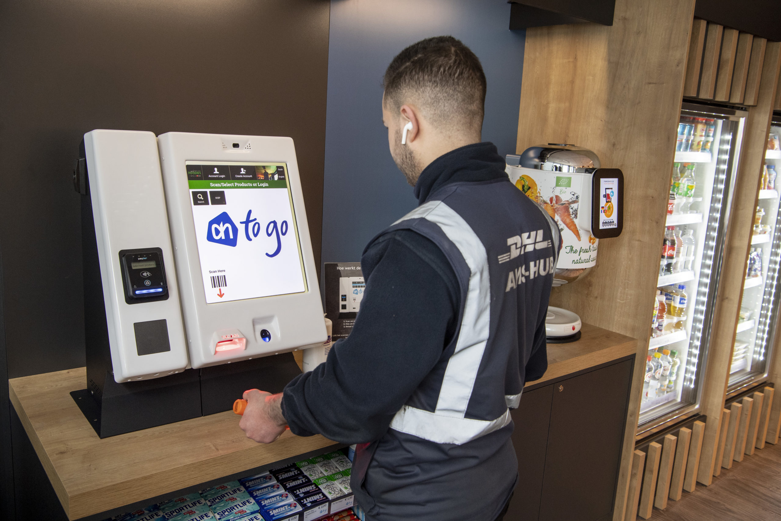 De zelfscan-terminal. Foto: Cor Salverius

t.b.v. Distrifood

Foto van een AH to Go bij DHL op Schiphol-Rijk

Archief nummer CSF210040