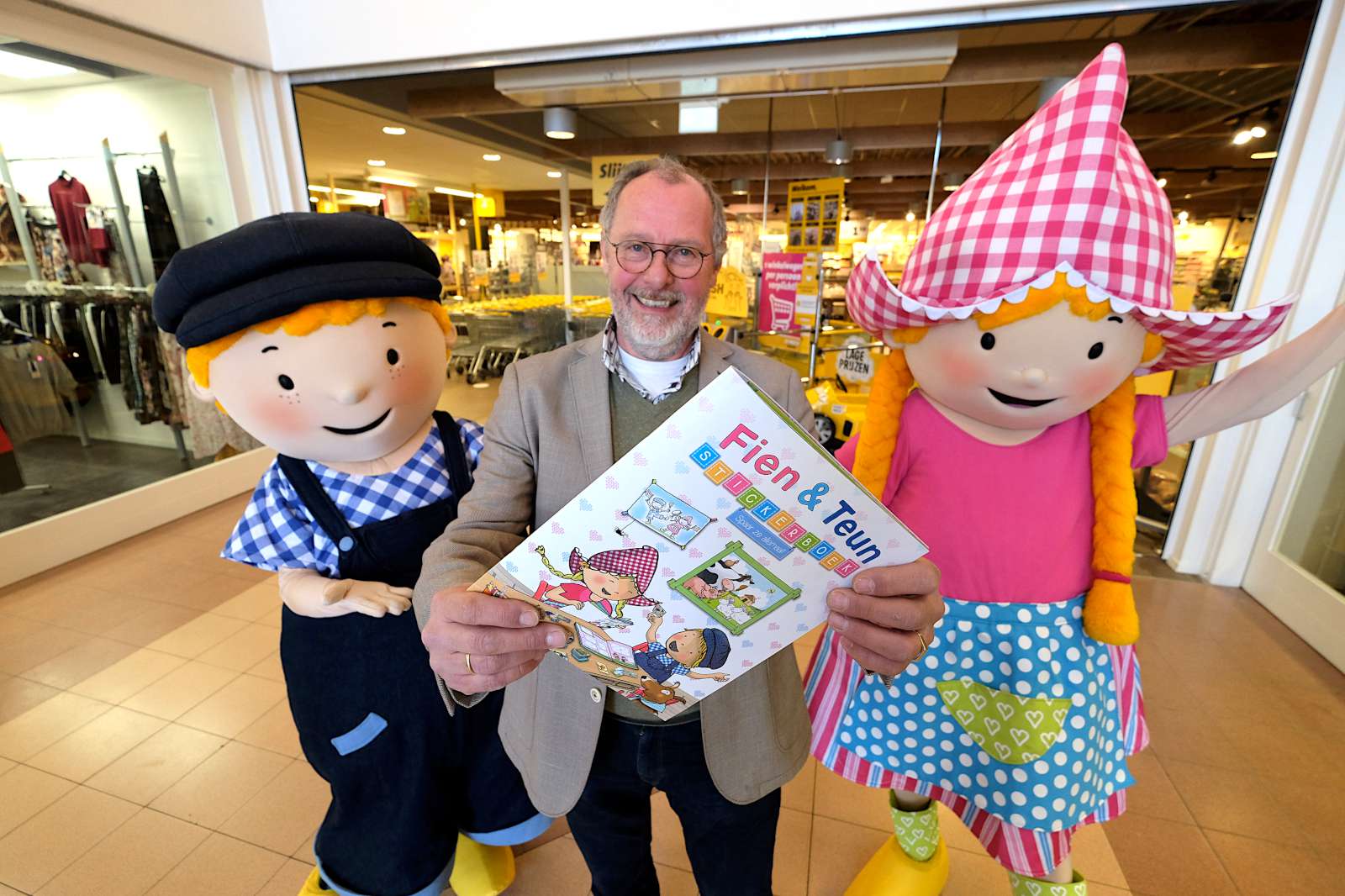 Daan Meijerink presenteert trots het nieuwe album. Foto: Distrifood.