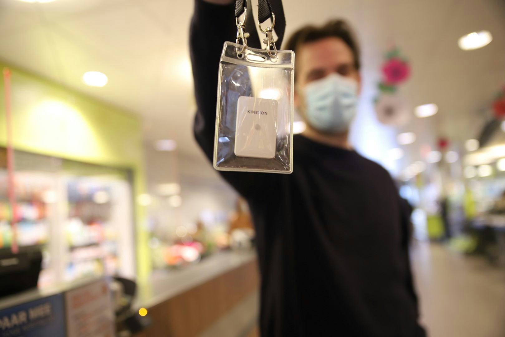 De klant krijgt een tag omgehangen om contactfrequentie en duur te meten. Foto: Distrifood