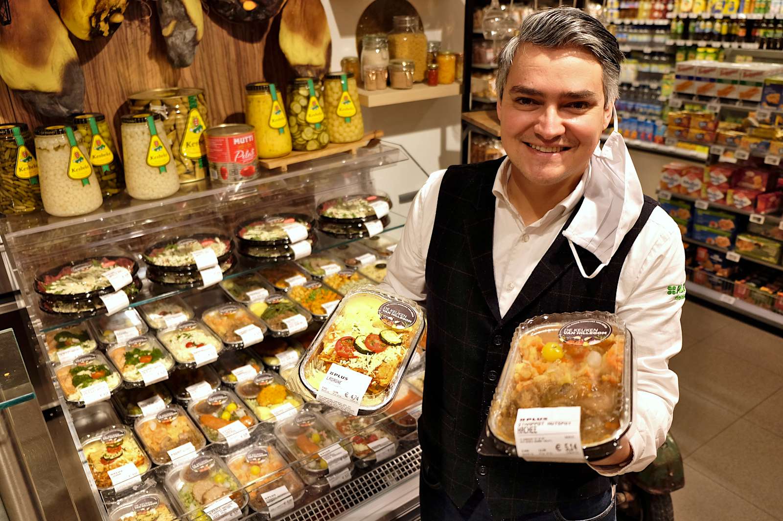 Serdar Tolenaar is trots op de maaltijden uit eigen keuken. Foto: Distrifood.