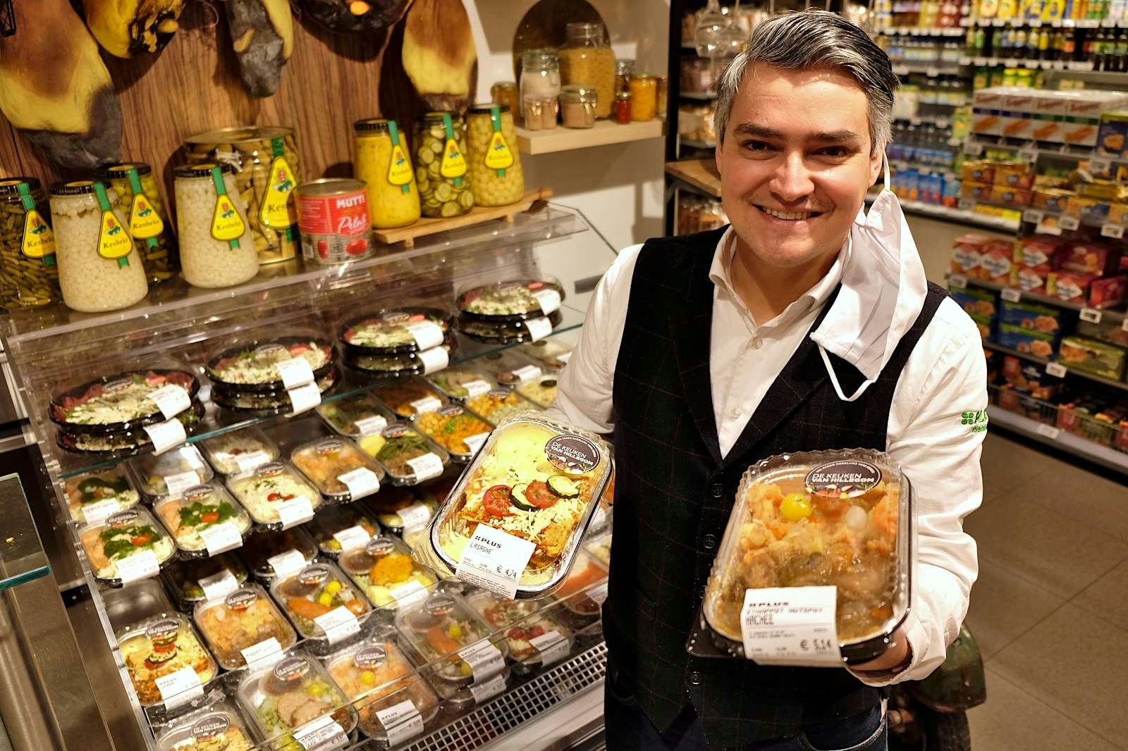 Serdar Tolenaar is trots op de maaltijden uit eigen keuken. Foto: Distrifood.