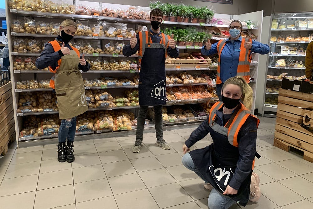 SVO studenten Sanne, Ruud, Gina en Fleur: 'Wat wij leren op school, passen we de volgende dag al toe in ons leerbedrijf. Van warenkennis tot marketing, van hygiënecodes tot aan personeelsmanagement. Op het SVO worden we klaargestoomd voor het runnen van een versafdeling in de supermarkt.'