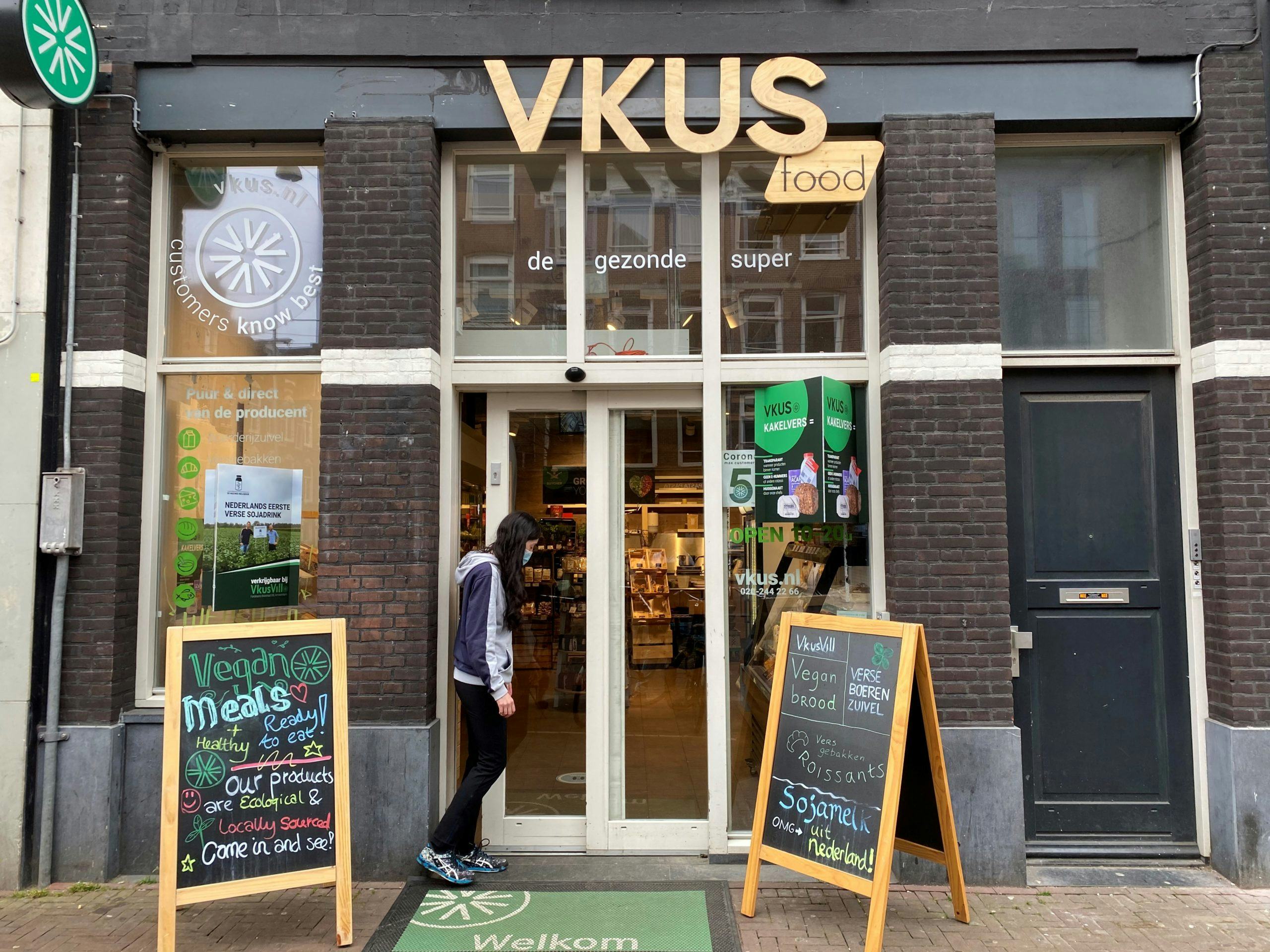 Vkusvill gaat verder onder de ‘eenvoudigere’ naam Vkus (‘veekus’). Foto: Vkusvill