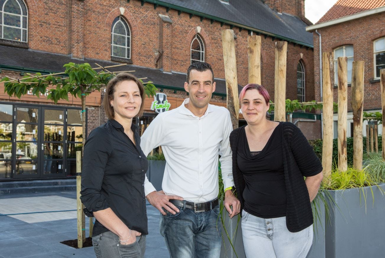 Archieffoto van Daniel Luitjens (midden) bij de opening van een cafetaria in een voormalige kerk in Axel. Hij staat hier met Mirjam Sariman-Luitjens (links) en Barbara de Pillecyn-Luitjens (rechts). Foto: Peter Roek/Pentalux.nl