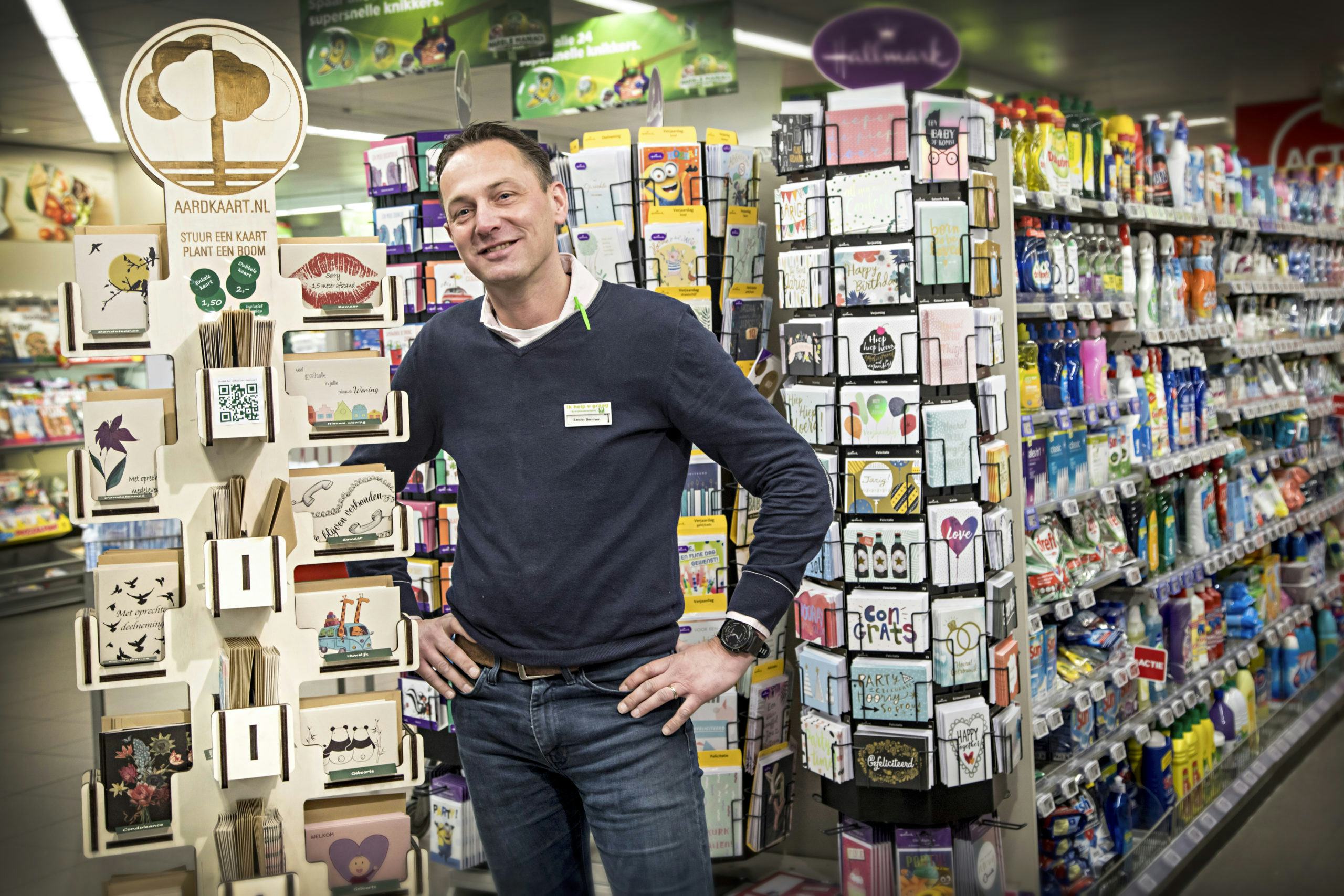 Plus-ondernemer Sander Berntsen bij zijn Aardkaart-kaartenmolen. Foto: Koos Groenewold
