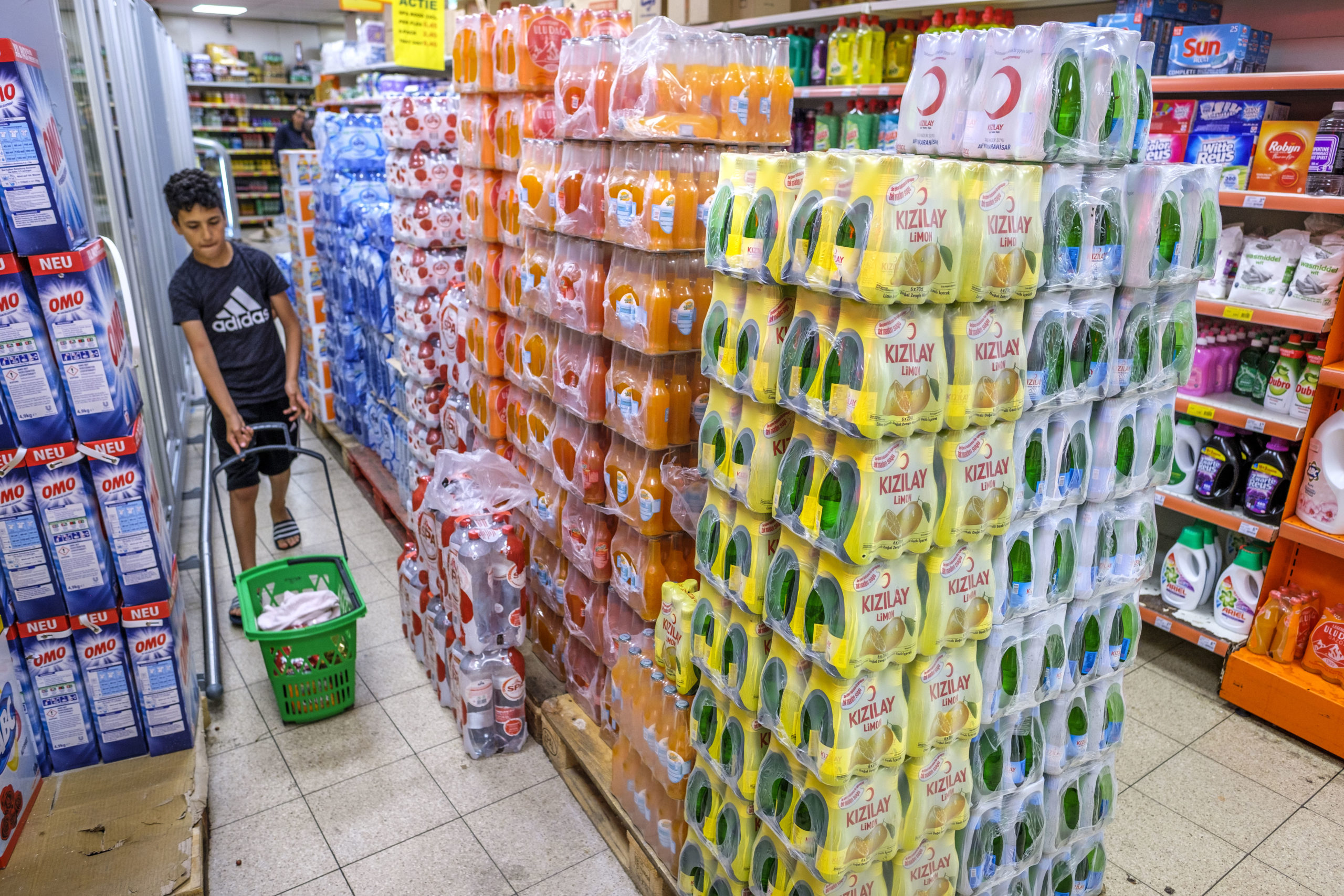 Diverse flessen frisdrank en water bij de Turkse super Basis E Markt. Deze ondernemer is niet gesproken voor dit artikel.  Archieffoto: Roel Dijkstra