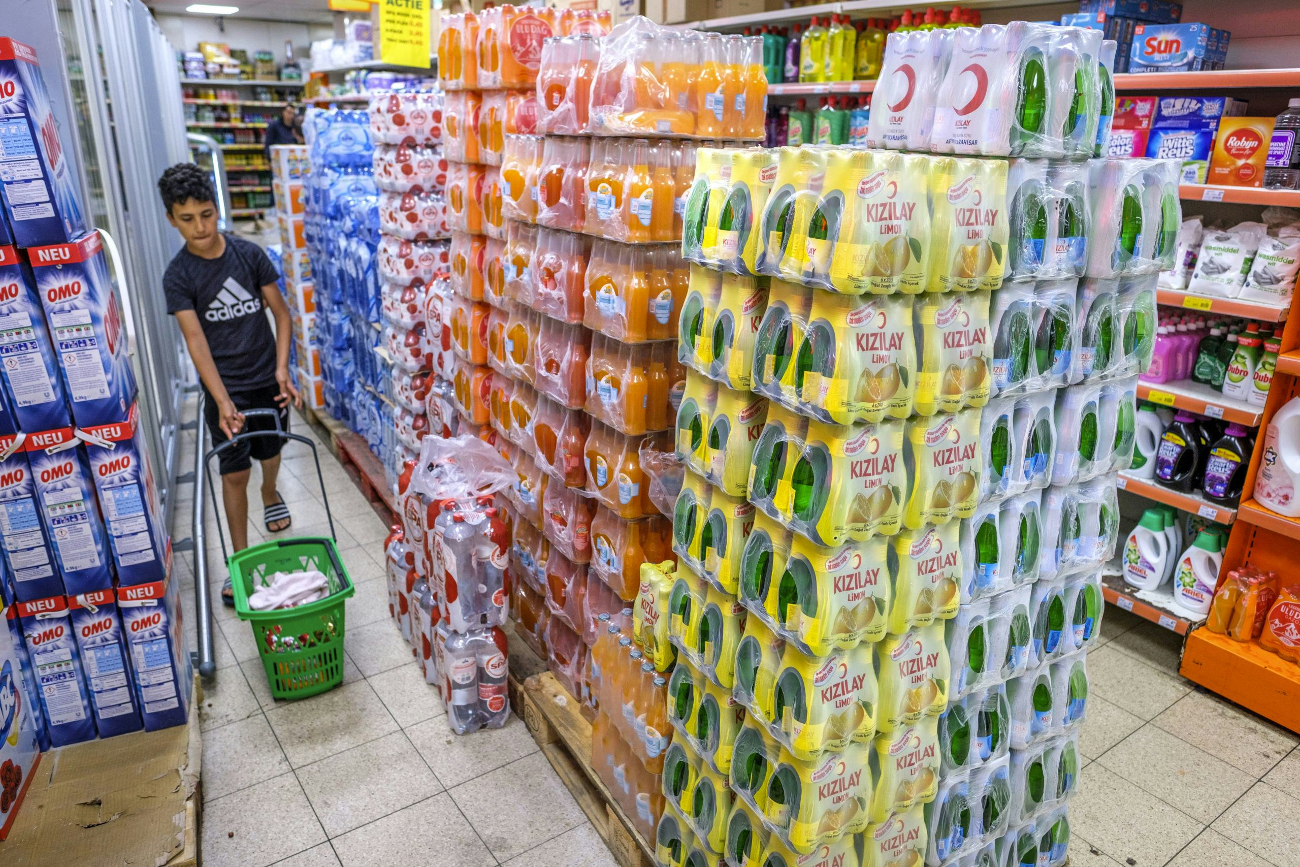 Diverse flessen frisdrank en water bij de Turkse super Basis E Markt. Deze ondernemer is niet gesproken voor dit artikel. Archieffoto: Roel Dijkstra