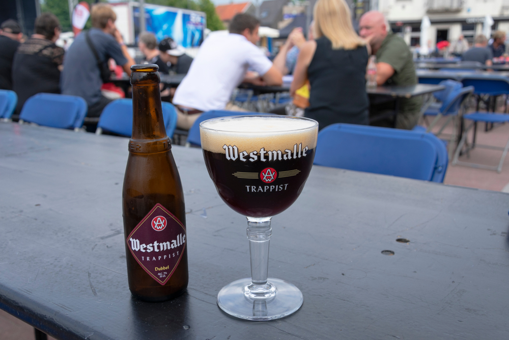 Een fles Westmalle Dubbel met glas. Foto: Shutterstock