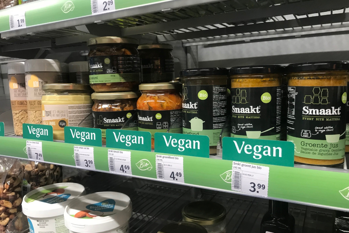 Veganistische producten in een filiaal van Albert Heijn. Afbeelding ter illustratie. (Foto: Albert Heijn)