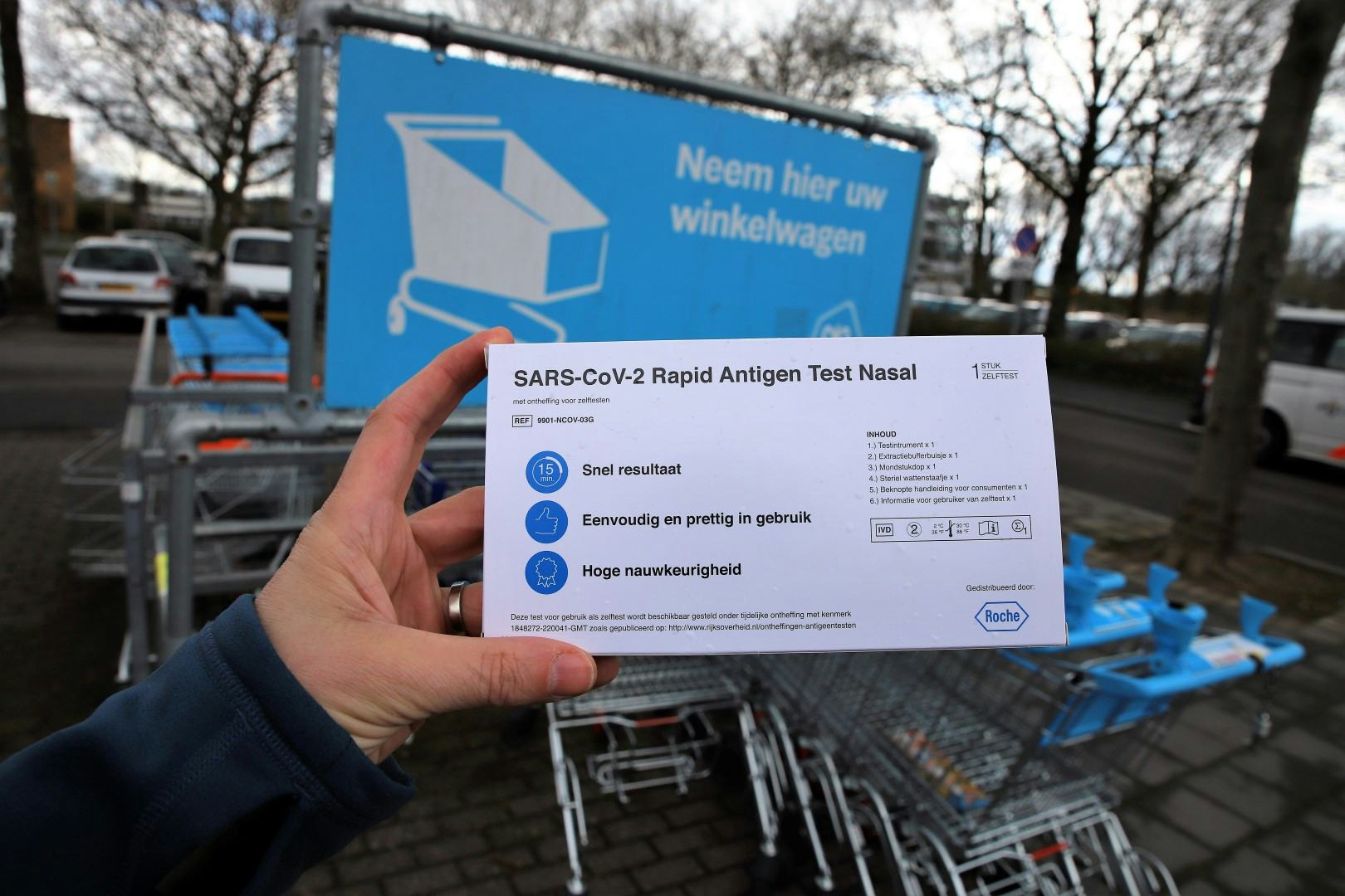 Coronazelftests te koop in de supermarkt . Foto: Distrifood