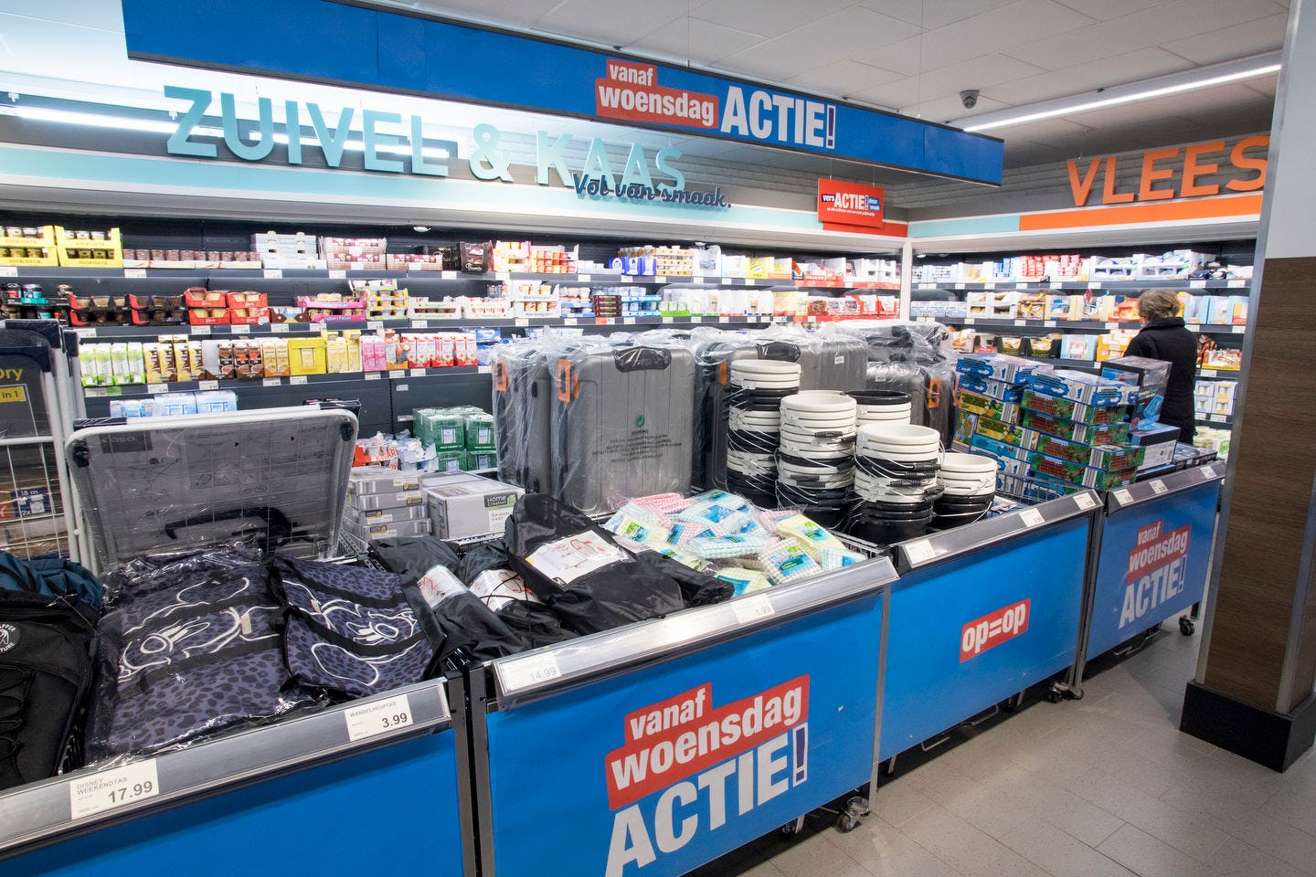 De blauwe kleur geeft aan dat deze non-foodproducten vanaf woensdag in de aanbieding gaan. Foto: Koos Groenewold