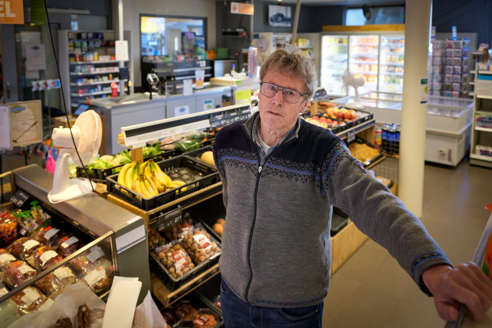 Ids de Roos in de coöperatieve dorpssupermarkt de Gavesuper in Oostwold die tien jaar bestaat. Foto: Jan Willem van Vliet.