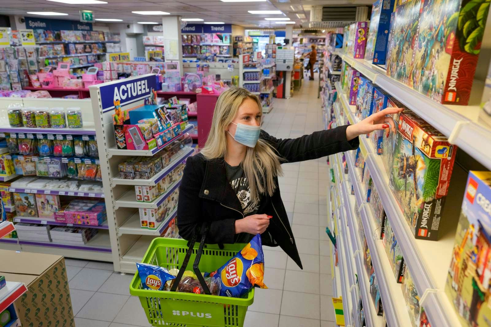 Het speelgoed in Plus Rolde is op last van de gemeente nu afgeschermd van de rest van de winkel. Foto: Jan Willem van Vliet.